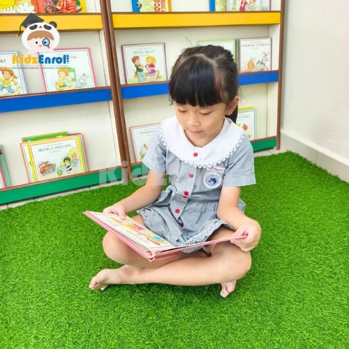 bookschool tour - girl reading